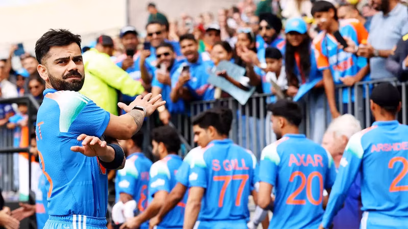 Virat Kohli steps aside, pushes Shubman Gill and Shreyas Iyer to walk first - WATCH