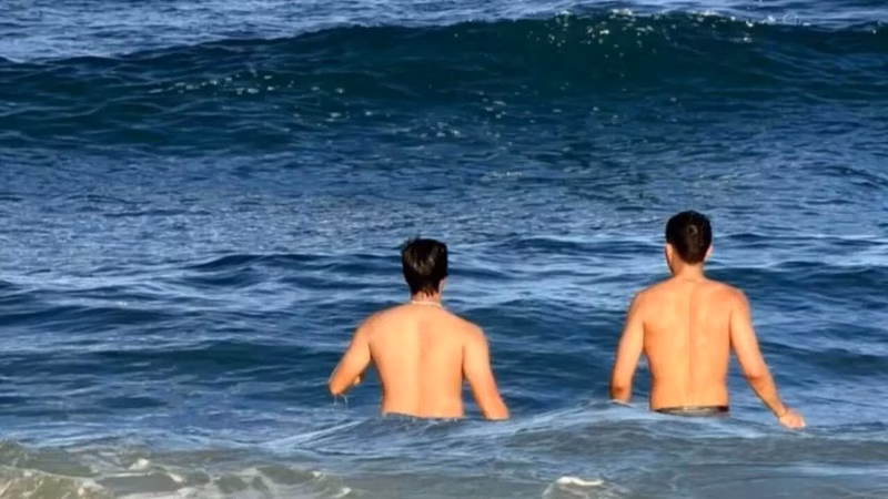 Yaraana Down Under! Gill and Abhishek unwind on Gold Coast beach