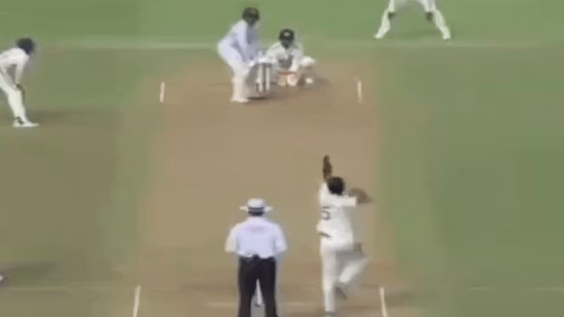 Pant says 'maarne de usko', Muthusamy sends next ball over long-on - Watch