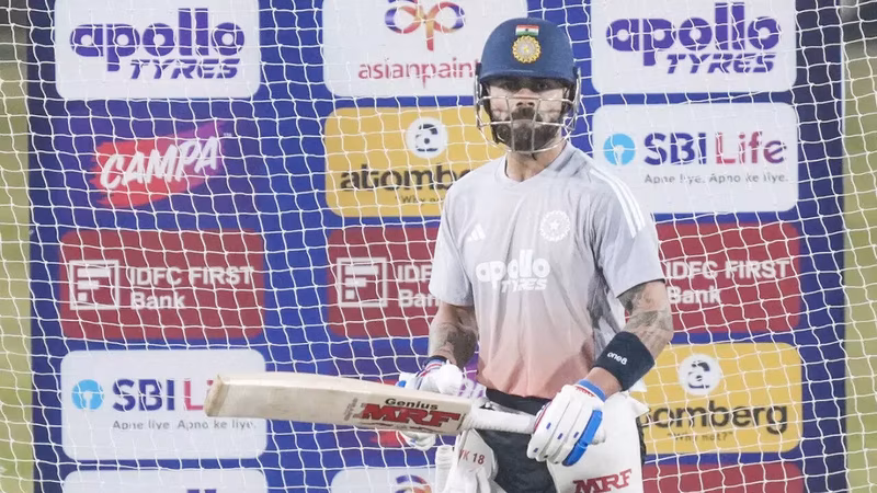 Virat Kohli goes big, Rohit Sharma takes notes - WATCH