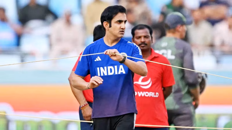 'Nahi jitega to bandook tumhari taraf': Shastri to Gambhir